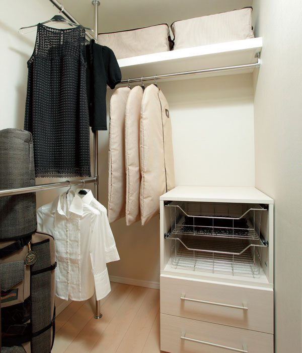 Receipt.  [Abundant storage space] Pullout storage of the corridor of the cupboard and kitchen, Until the tall type footwear purse, Providing a wealth of storage space that can correspond to permanent residence. Walk-in closet that can be stored suitcase and golf back, Clothing storage, of course, Is a useful closet that can be used for multi-purpose in accordance with the live person personality of (the type of storage space will be different for each type). (Same specifications)