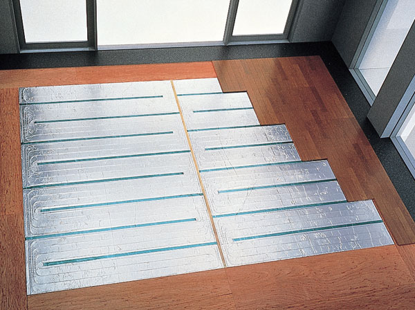 Living.  [TES hot water floor heating] In the living room dining, Adopt a floor heating by hot water circulation system. Warm the whole room in the radiant heat from the feet, Less ideal heating system of temperature variations. Clean, not Less than dust without contaminating the air. Also it combines further economic efficiency. (Same specifications)