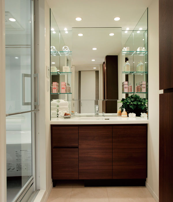 Bathing-wash room.  [Powder Room] Vanity which arranged a convenient three-sided mirror in the housing. The basin counter top plate of the dropping type type, It has adopted the artificial marble that combines the ease of luxury and care.