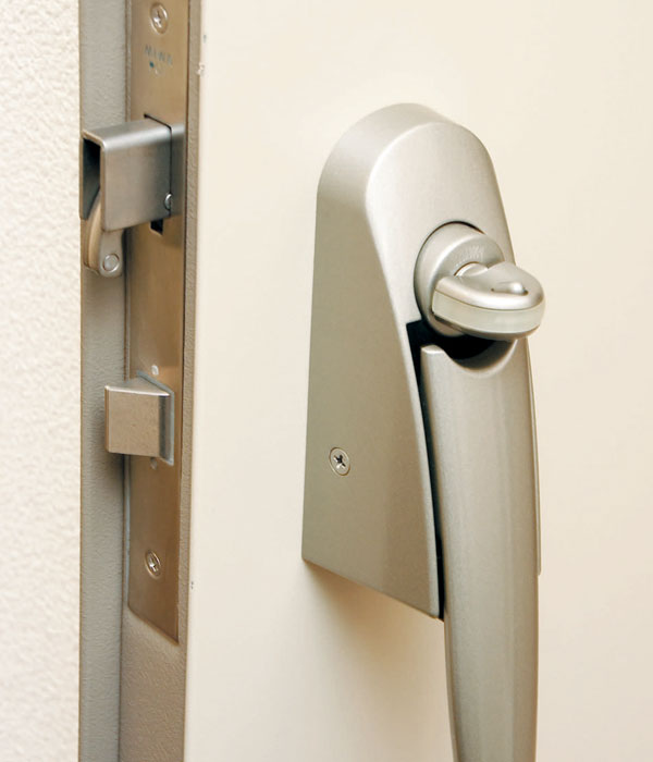 Security.  [Sickle dead bolt lock] Strong sickle dead bolt lock on the bar of the pry such as violence vandalism, Such as a strong crime prevention thumb turn to "thumb turning", It has extended the safety of life.