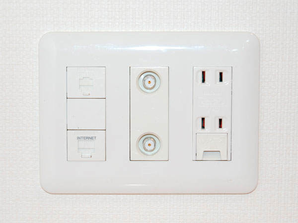 Building structure.  [Multi-media outlet] phone, FAX, tv set, Personal computer, etc., In response to information life to diversify, It has established a multi-media outlet in each room.