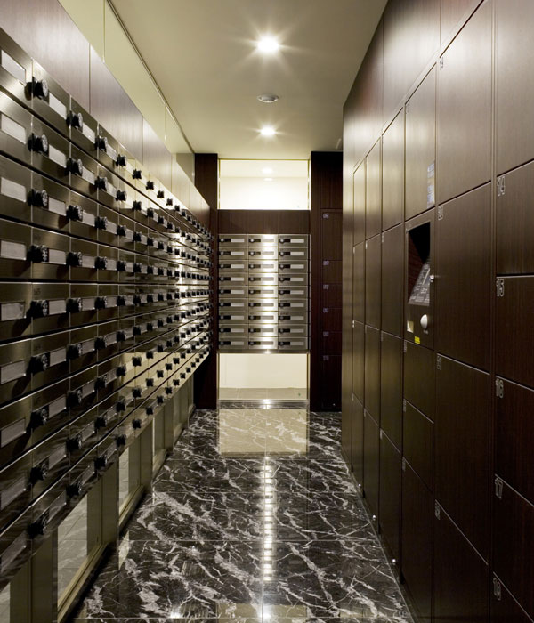 Common utility.  [Home delivery locker] It receives a home delivery material in the absence, Set up a store home delivery locker. It can be retrieved at any time for 24 hours.