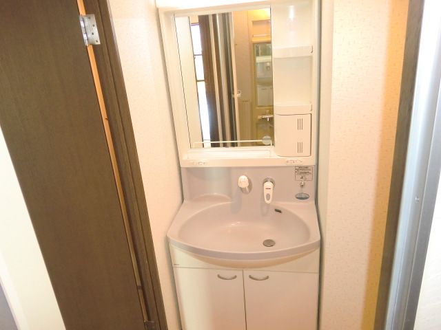 Washroom. Independent wash basin