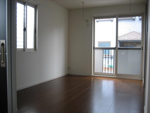 Living and room. Bright Western-style facing the balcony (same type)