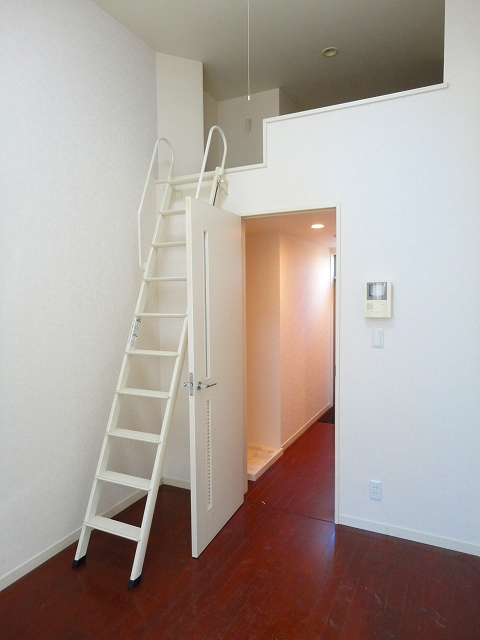 Living and room. Western-style 4.5 Pledge