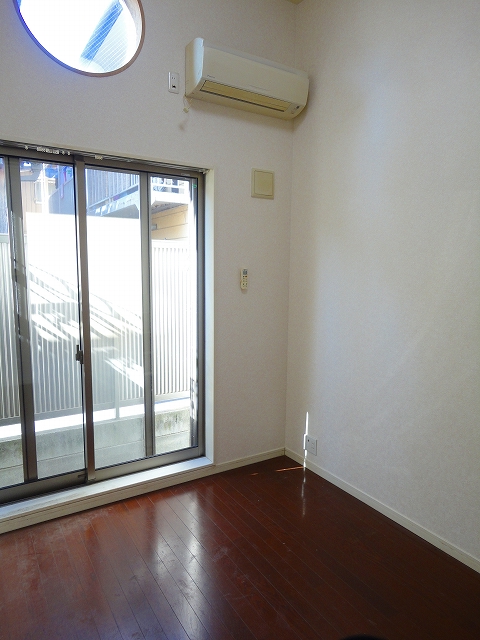 Living and room. Western-style 4.5 Pledge