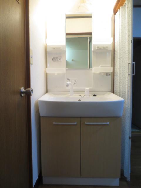 Washroom. Shampoo dresser