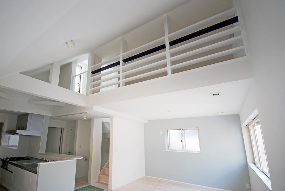 Living. B Building: Indoor (11 May 2013) Shooting Blue Line is finished with an impressive white Stylish in a bright room!