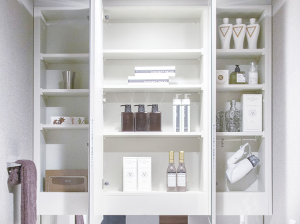 Bathing-wash room.  [Three-sided mirror] Of space whole area has become a storage back of the mirror, You can store the cosmetics and vanity. (Model Room N1 type)