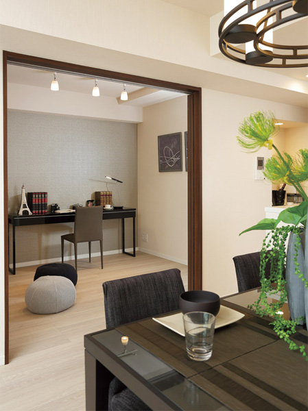 Living.  [Western style room] LDK next to the Western-style or use it as a study, Such as use as a guest room, You can colorfully used to fit the lifestyle. Space to spend moments of relaxation with the whole family. (Building in the model room J type)