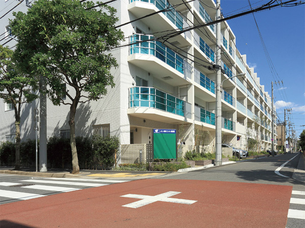 Buildings and facilities. All houses facing south bright house is imposing completed. Appearance feel the fresh impression, Serve with accents fresh appearance and the two colors of glass handrail tones and white tile, Simple modern design. Since the preview that can also be, You can see the real thing in the field. (Appearance completed photo)