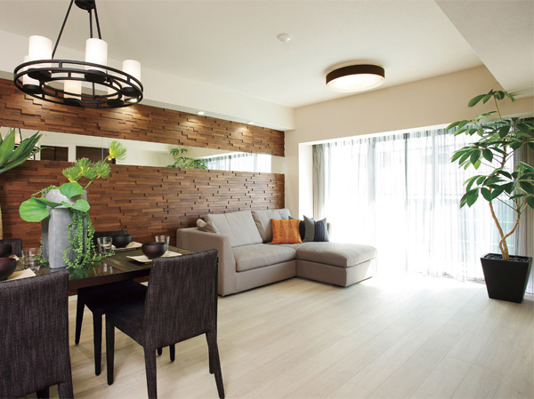 Room and equipment. All houses facing south. LDK is comfort of daylight importance charm. Comfortable and refreshing wind blows. Kitchen adopts an open type. Original storage is also installed, Facilities to cherish the ease of use are equipped. (living ・ dining / Building in the model room J type)