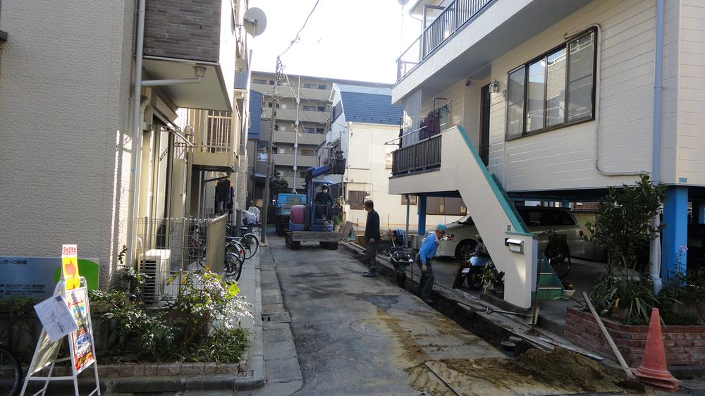 Local photos, including front road. Local (12 May 2013) Shooting