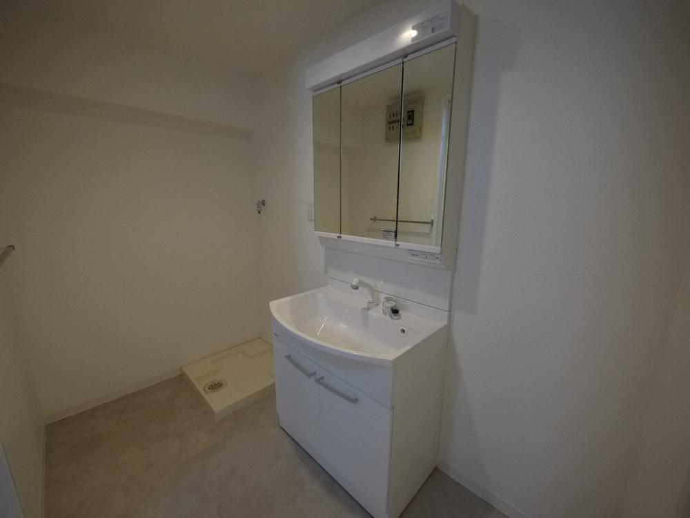 Wash basin, toilet. Spacious space