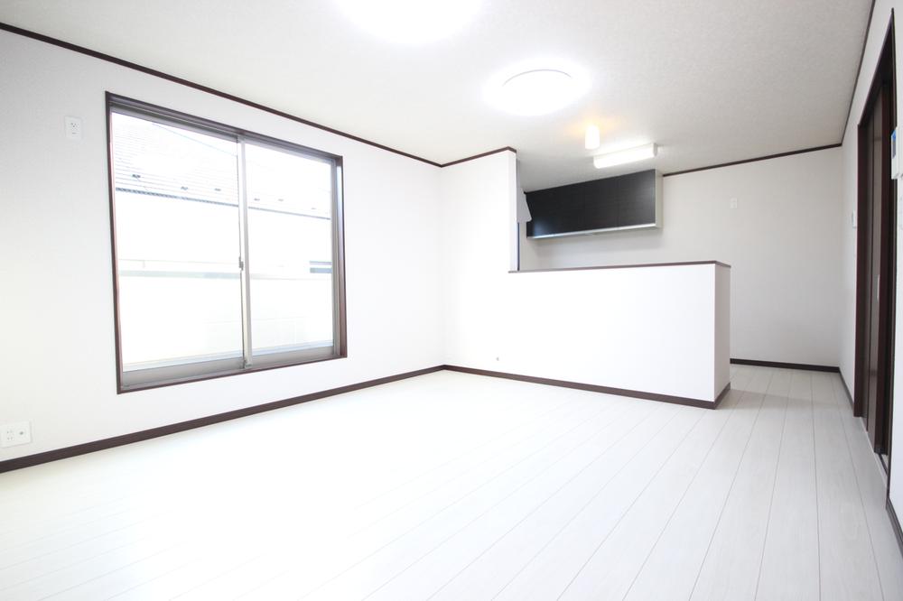 Living. Counter kitchen overlooking the living-dining