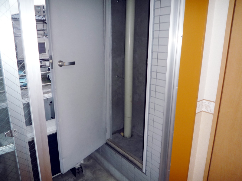 Receipt. There trunk room on the balcony.