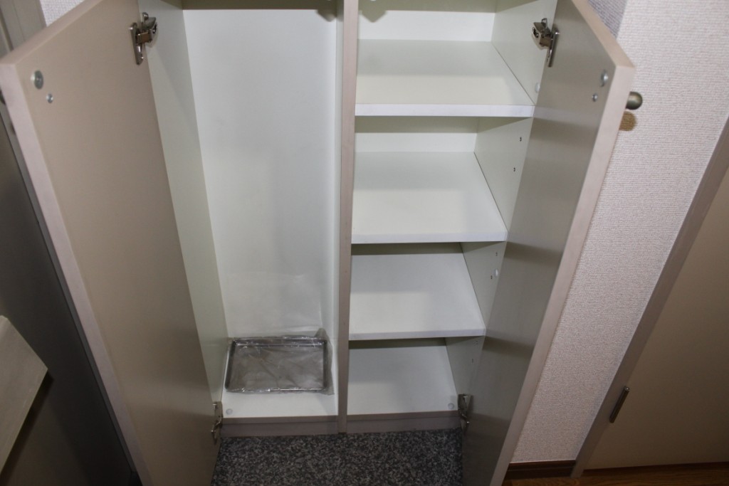 Receipt. Shoes closet