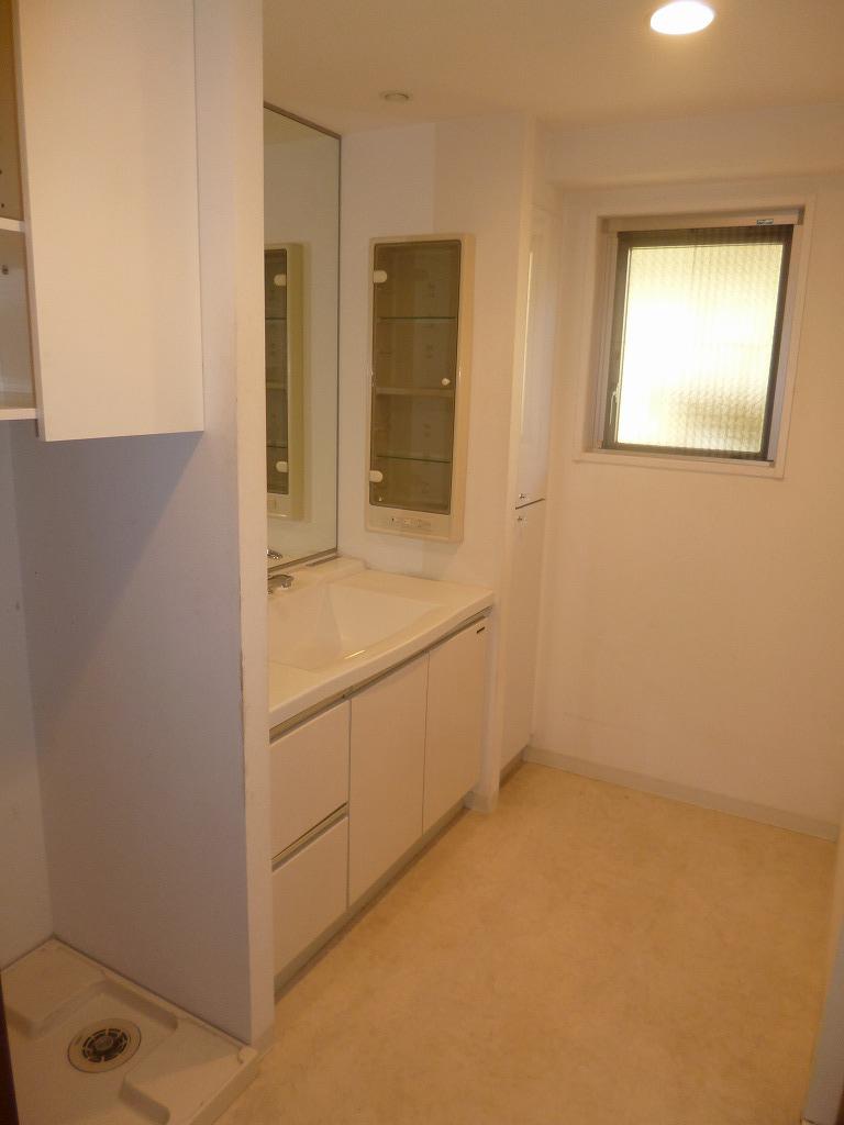 Wash basin, toilet. Wash room that housed part is a lot of.