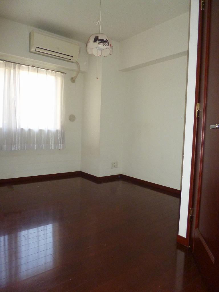 Non-living room. Western-style about 6.0 Pledge.