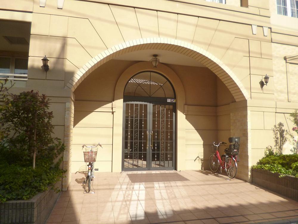 Entrance. Common areas