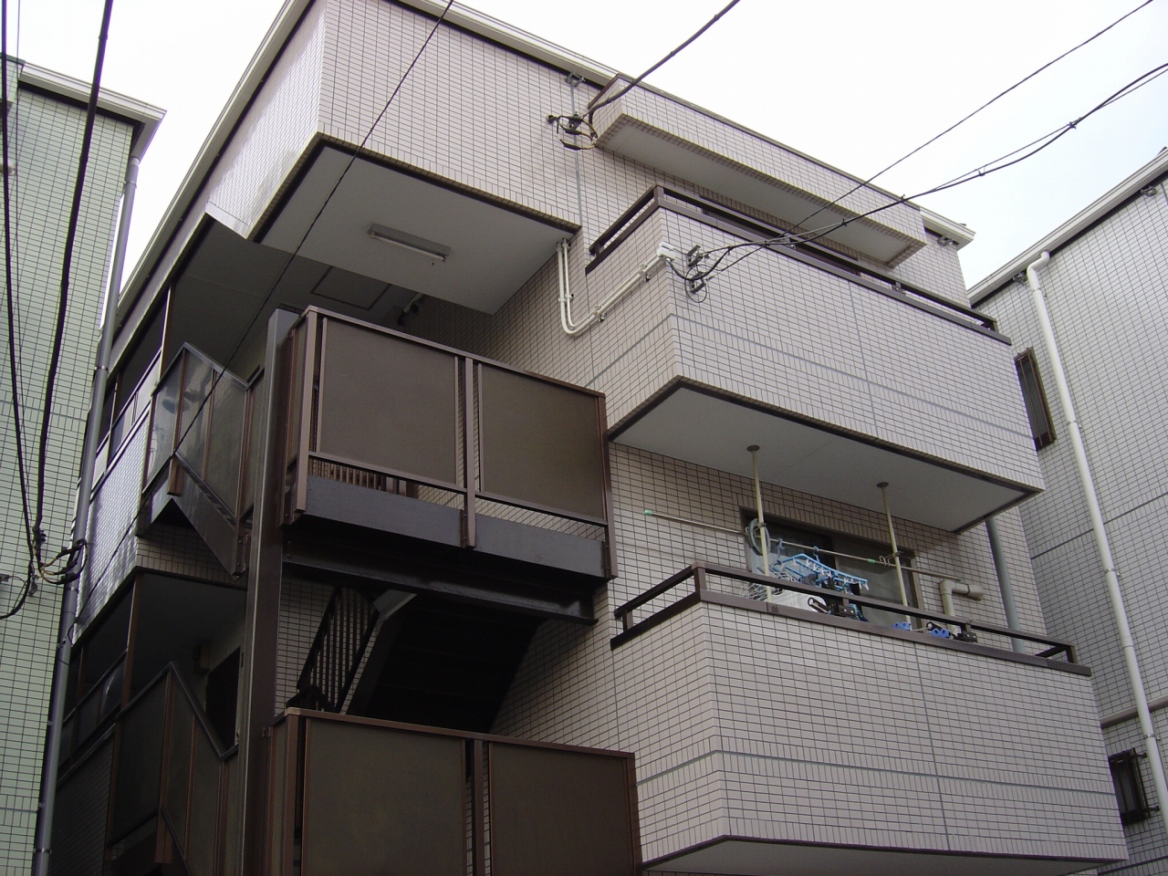 Building appearance. Tile Zhang, Three-story