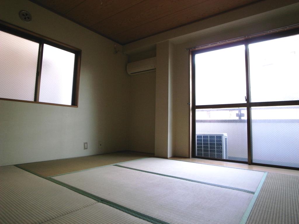 Living and room. Southeast corner room