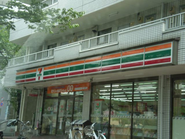 Convenience store. 450m to Seven-Eleven (convenience store)