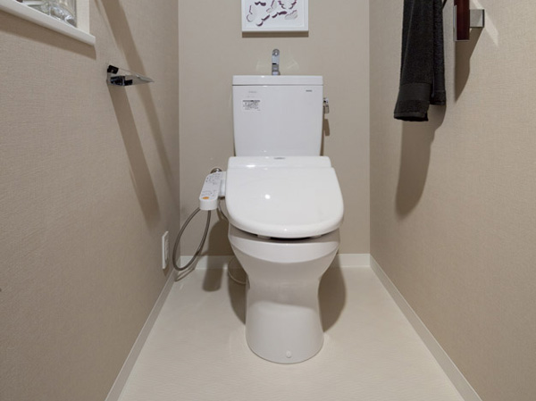 Bathing-wash room.  [With cleaning toilet seat water-saving toilets] Adopted water-saving with reduced wash water to 6 liters. TOTO unique antifouling technology (Sefi on Detect) prevents the adhesion of dirt.