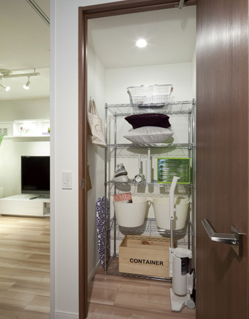 Receipt.  [Storeroom] Large tool, Storeroom etc. can also organize those tall. Support the refreshing living space.