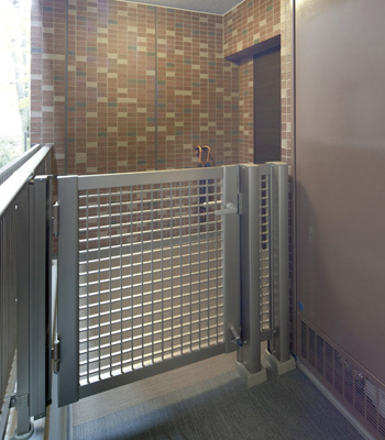 Features of the building.  [Spacious porch] Increase the residence of independence, Pouch is equipped with gates to protect the privacy block the line of sight from the shared hallway. It will produce the mansion feeling birth life easier. (Same specifications)