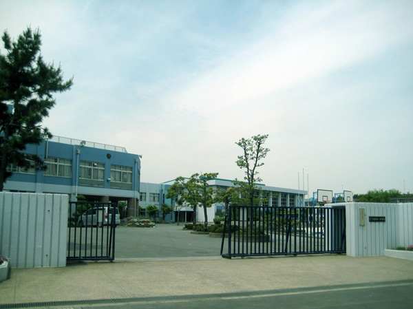 Surrounding environment. Freshening first junior high school (about 980m, Walk 13 minutes)