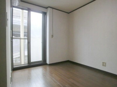 Living and room. It is a bright room with south-facing. 