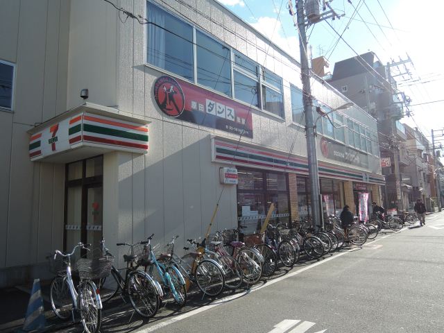 Convenience store. 590m to Seven-Eleven (convenience store)