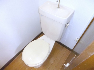 Toilet. bus ・ It is another toilet.