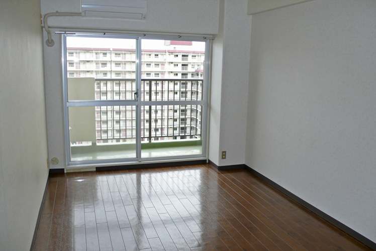 Living and room. Facing the Western-style balcony.