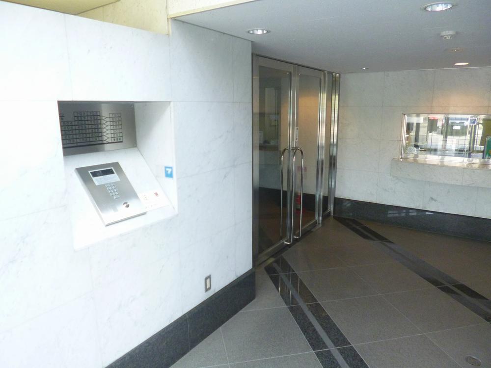 Entrance. Auto-lock equipped