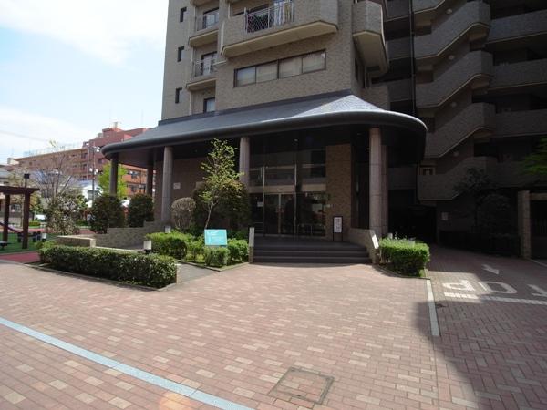 Entrance. Tightly managed clean entrance