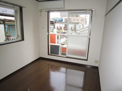 Living and room. It is a corner room