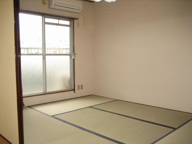Living and room. Japanese-style room (same type)
