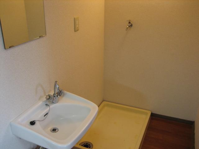 Washroom. Basin dressing room (the same type)