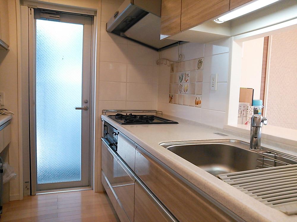 Kitchen. You go out on the balcony from the kitchen! Gas stove of the wall is stuck stylish tile