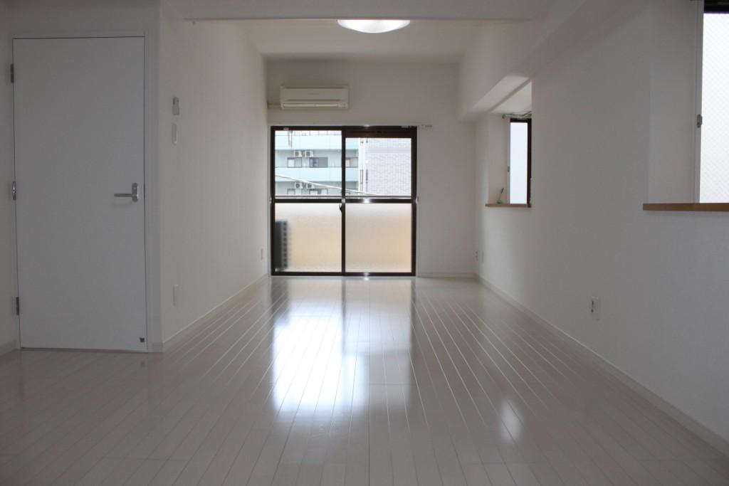 Living and room. Bright living dining with two-sided lighting