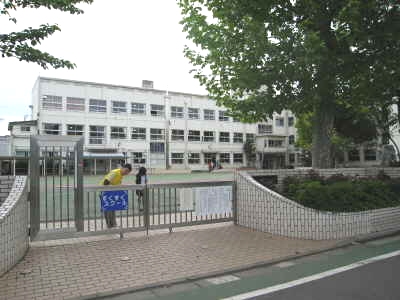 Primary school. Under Koiwa up to elementary school (elementary school) 619m