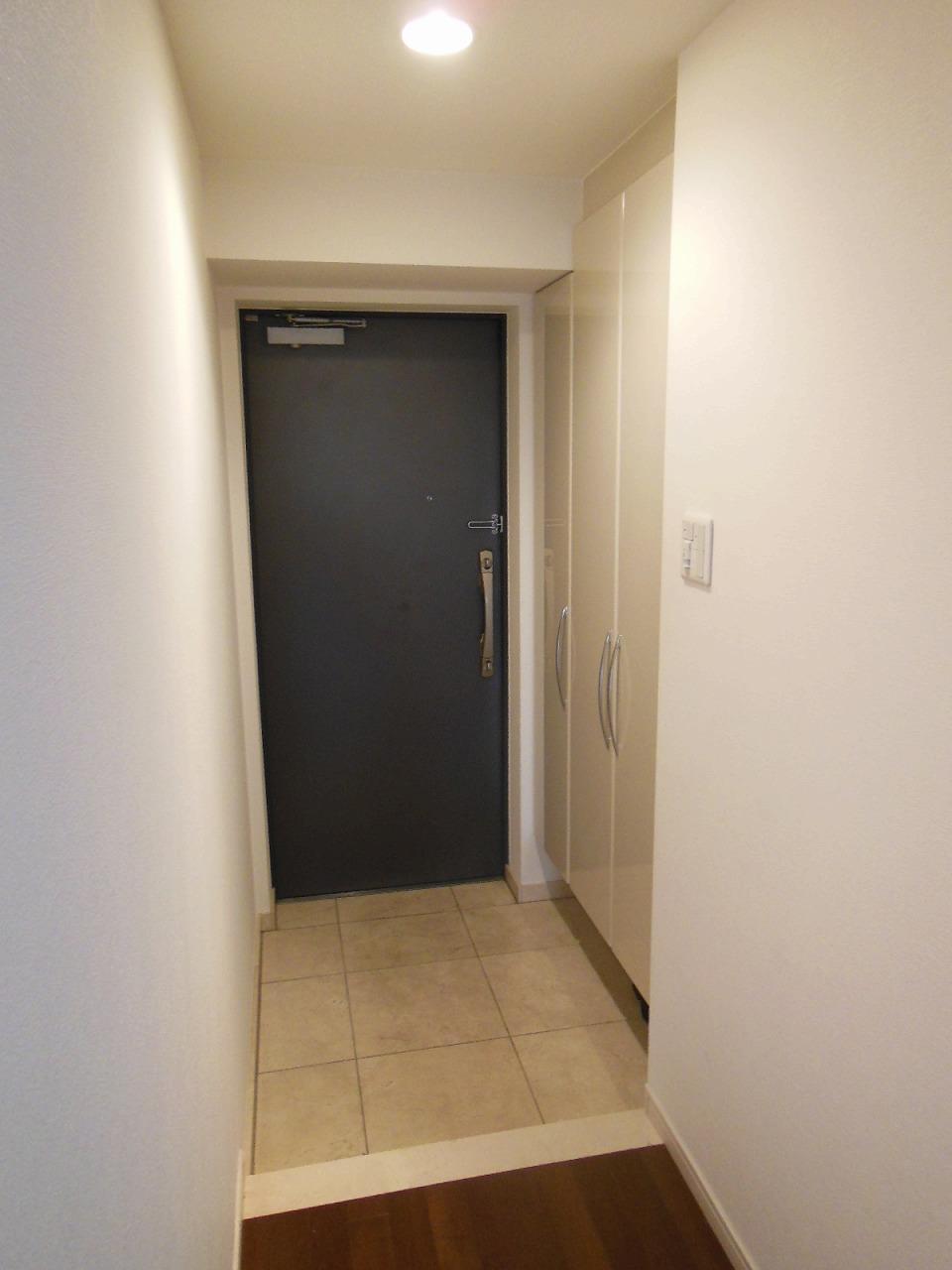 Entrance. Local (11 May 2013) Shooting