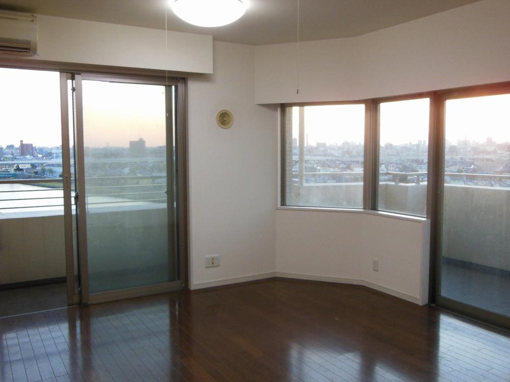 Living. Local (11 May 2013) Shooting