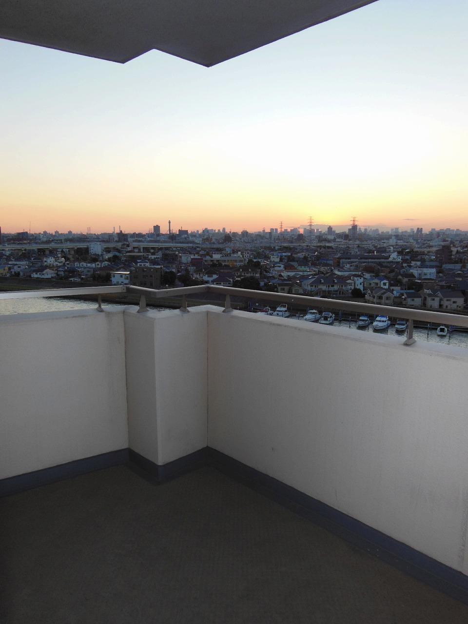 View photos from the dwelling unit. View from the site (November 2013) Shooting