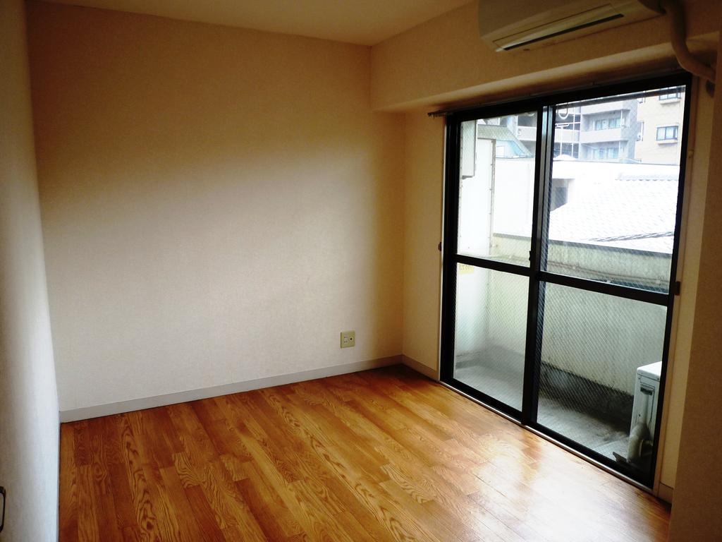 Living and room. Western-style 6 Pledge