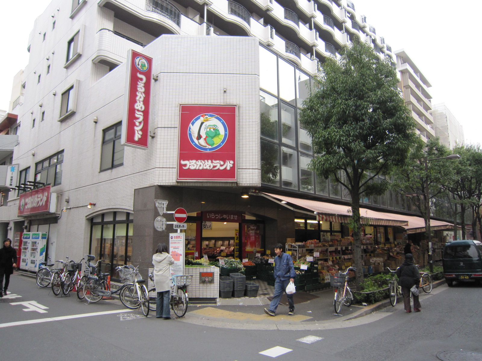 Supermarket. Tsurukame land Nishikasai store up to (super) 313m