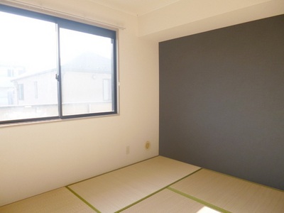 Living and room. It is a modern Japanese-style room