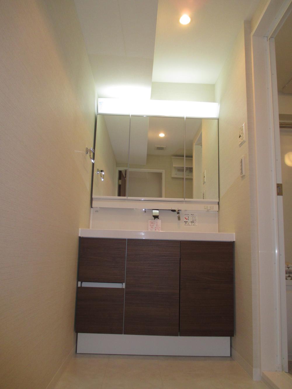 Wash basin, toilet. Indoor (12 May 2013) Shooting